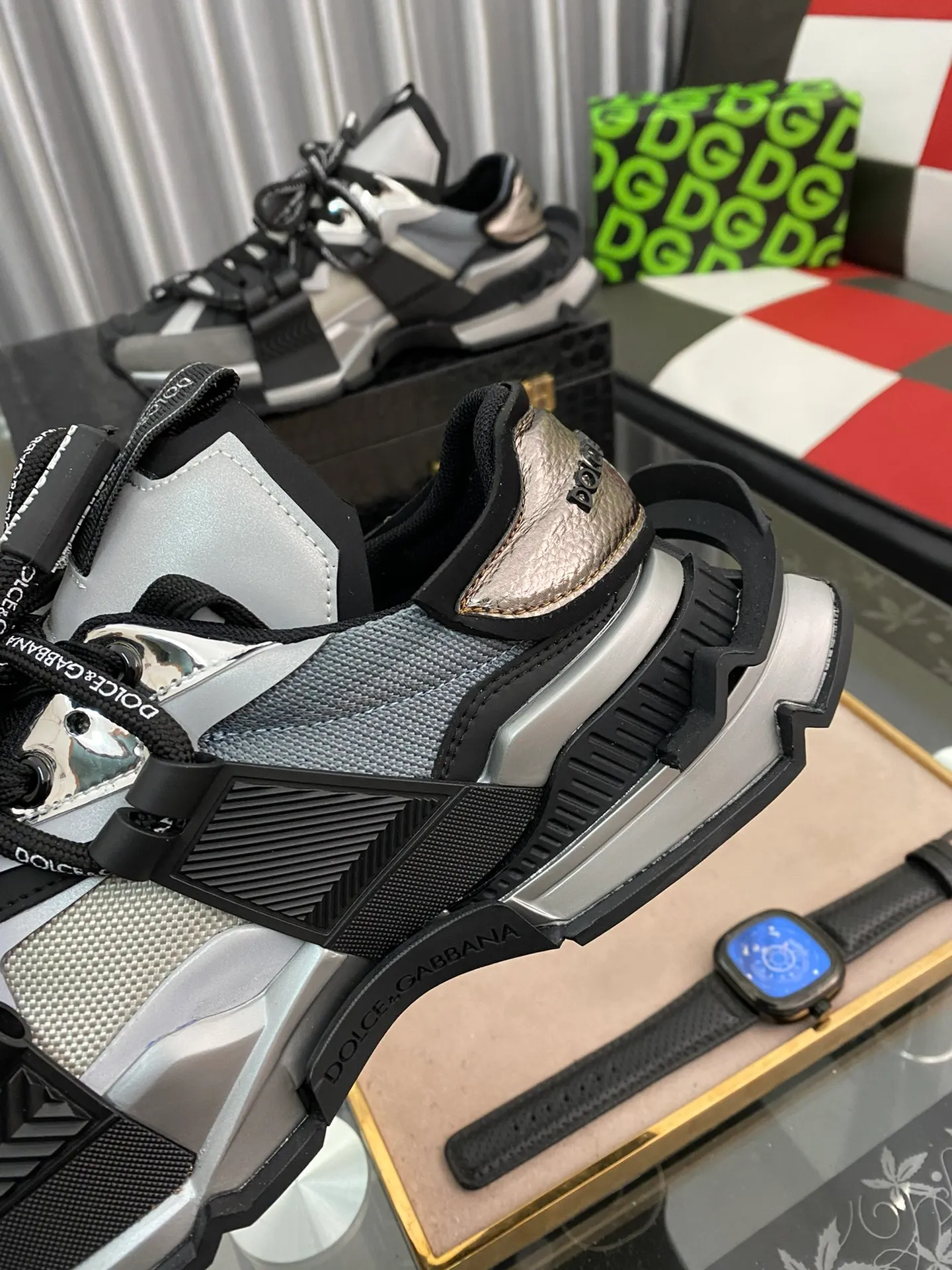 Ex-factory price 680⌚️⌚️ DOLC* & GDB*NA DG Dolce & Gabbana 2022 early spring new casual sports shoes. Daddy shoes DG’s latest development of dad shoes. This sneaker is full of technology. The entire design concept of machine armor. The uppers are all made with heavy craftsmanship. Both shoes are designed with full logos. The materials are all original imported custom fabrics. Many small accessories are made in private molds to try to be indistinguishable from the originals! ! The difference between the original 1:1 molded TPU outsole and the rubber outsole on the market! Size male 38-44
